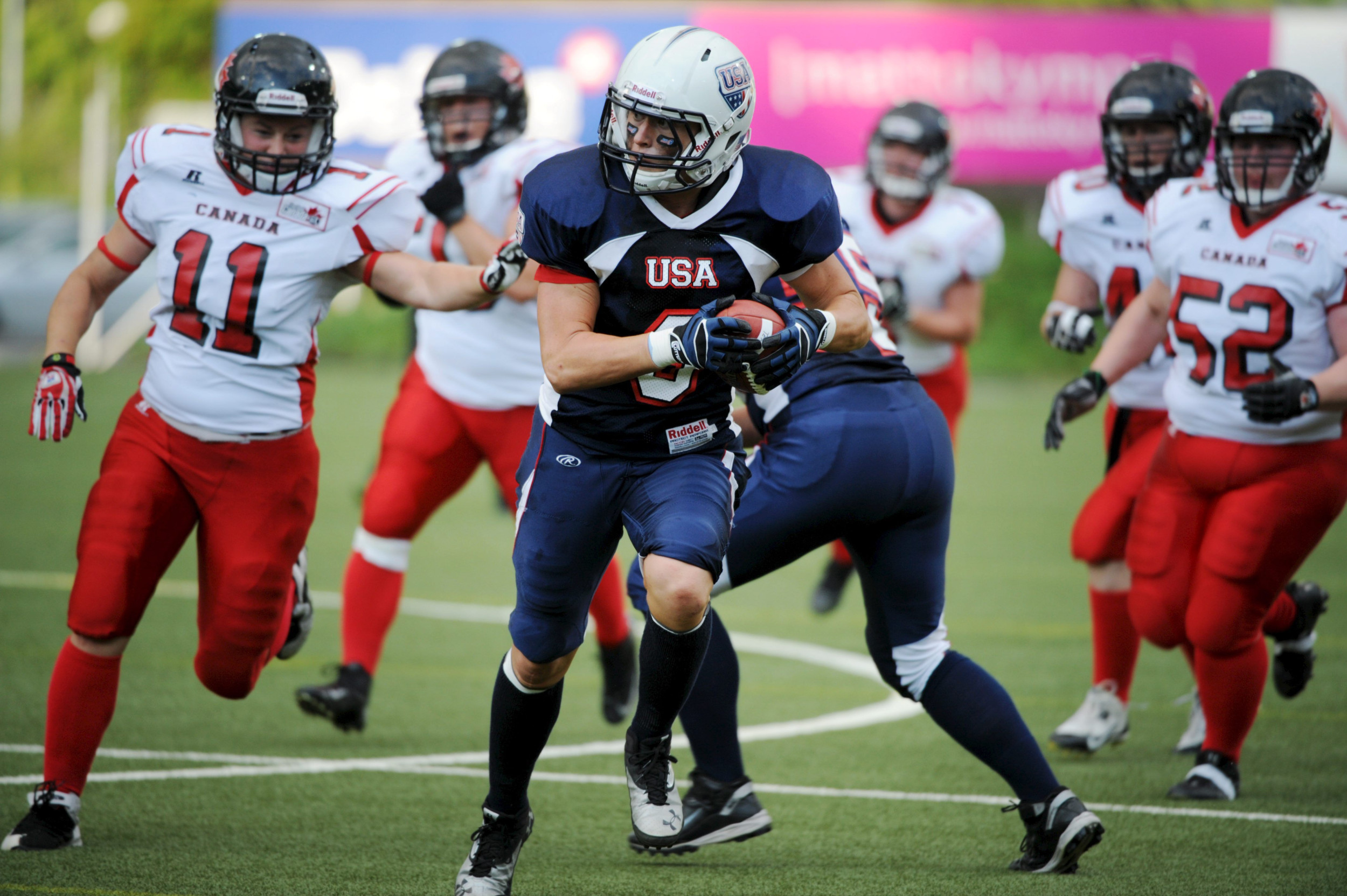 Terrain de sport sous les projecteurs
